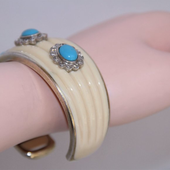 Miriam Salat Turquoise Cabochon Sterling Cuff - Picture 3 of 13